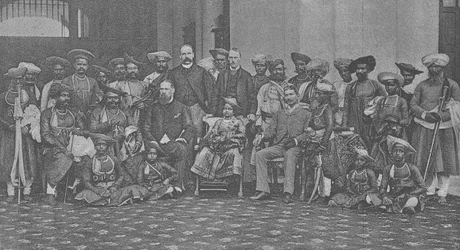 Le jeune Maharaja de Gwalior avec son tuteur Sir Lepel Griffin et la cour, c.1886